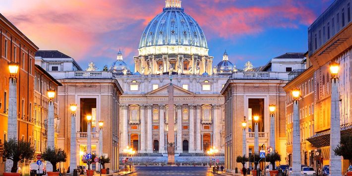 Blick bei Abendstimmung auf den Petersdom mit seiner imposanten Kuppel.