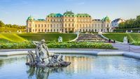 Schloss Belvedere in Wien mit prachtvoller Treppe und einer Wasseranlage davor.