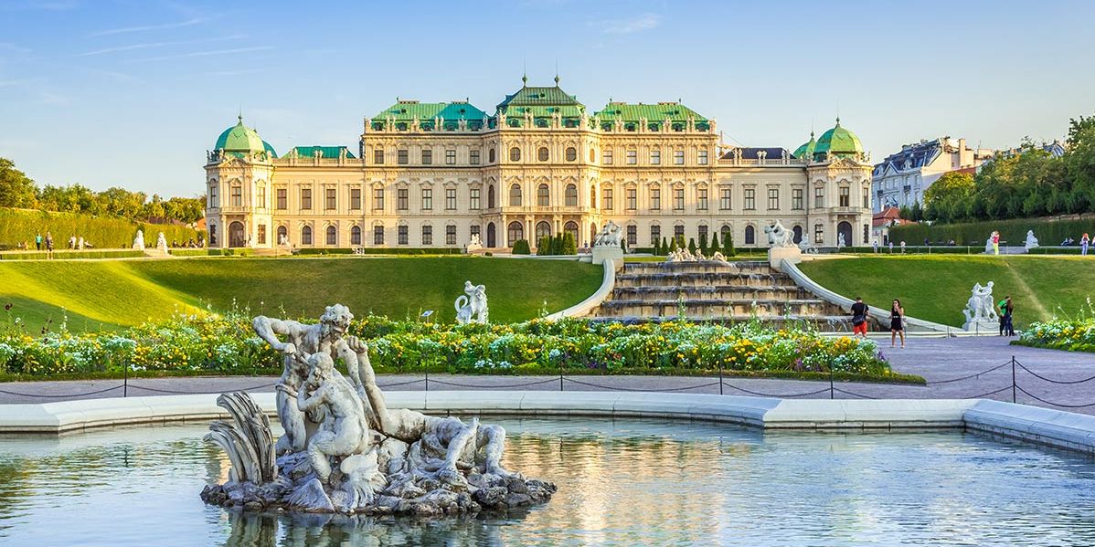 Schloss Belvedere in Wien mit prachtvoller Treppe und einer Wasseranlage davor.