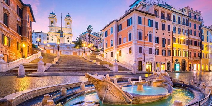 Die Spanische Treppe in Rom wurde zwischen 1723 und 1726 im Rokokostil erbaut und führt von der Piazza di Spagna in Richtung der französischen Klosterkirche Trinita dei Monti. Die Treppe besteht aus 135 Stufen. | Foto: f11Photo/AdobeStock
