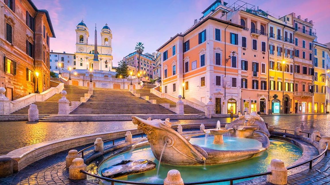Die Spanische Treppe in Rom mit dem Springbrunnen »Fontana della Barcaccia« nd der Kirche »Trinità dei Monti«