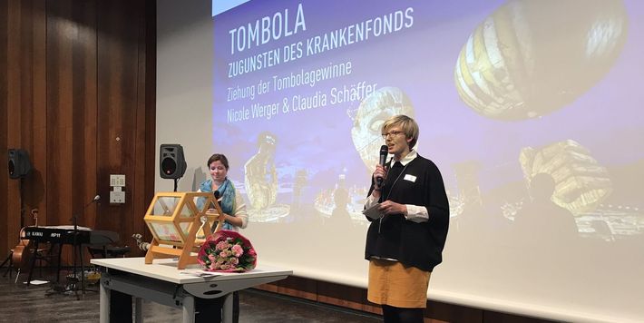 Abteilungsleiterin Nicole Werger moderiert beim Jahrestreffen von Emmaus-reisen.