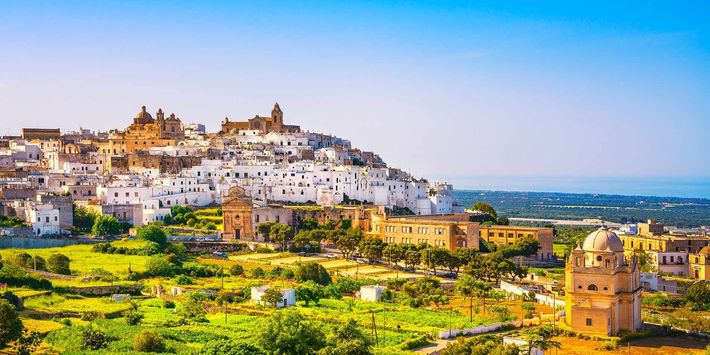 Die Stadt Ostuni beeindruckt mit einer malerischen Altstadt, die den Zauber und die Ursprünglichkeit Italiens reflektiert. Die Stadt mit den weißen Häusern ist immer eine Reise wert und lockt jedes Jahr zahllose Gäste nach Apulien.
