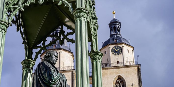 Blick auf eine Lutherstatue vor dem Wittenberger Dom