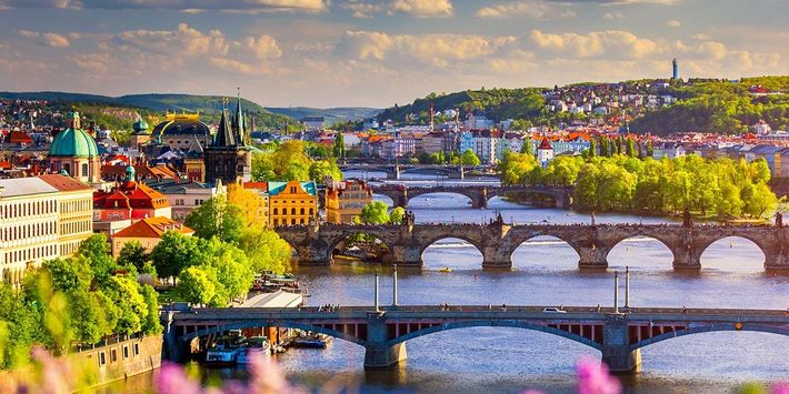 Rund 700 Brücken besitzt die tschechische Hauptstadt Prag, auf diesem Bild sind ein paar davon über die Moldau zu sehen.