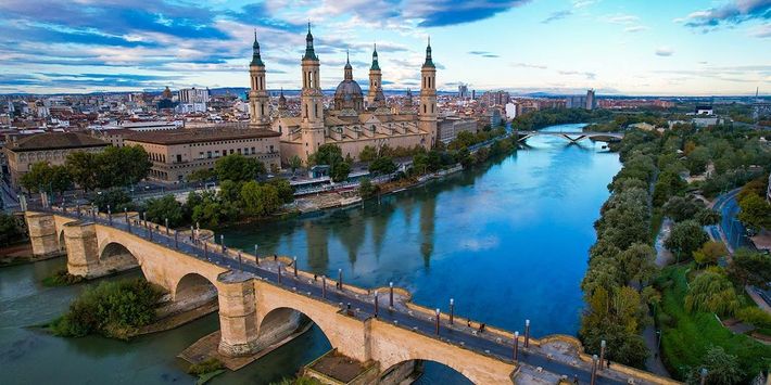 Panoramablick auf Saragossa mit der Basílica del Pilar am Fluss Ebro, einem bedeutenden Wallfahrtsort auf dem Jakobsweg.