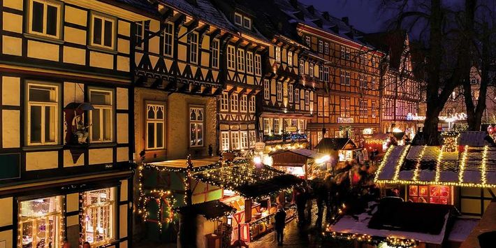Fachwerkhäuser und Weihnachtsmarktbuden prägen das Bild des Goslarer Weihnachtsmarktes.