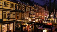 Fachwerkhäuser und Weihnachtsmarktbuden prägen das Bild des Goslarer Weihnachtsmarktes.