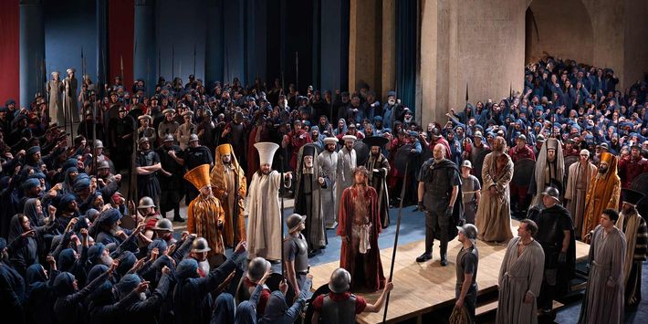 Jesus steht vor Pilatus, eine Szene der Passionsspiele in Oberammergau mit mehreren huntert Mitwirkenden auf der Bühne des Passionsspieltheaters.