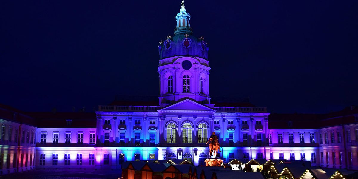 Der Weihnachtsmarkt am Schloss Charlottenburg in Berlin. | Foto: eggychoucair/Pixabay Das adventliche beleuchete Schloss Charlottenburg in Berlin.