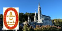 Rosenkranzbasilika im Wallfahrtsort Lourdes in Südfrankreich vor blauem Himmel, mit eingeblendetem Logo der Lourdes-Krankenbruderschaft Rhein-Maas-Niederrhein.