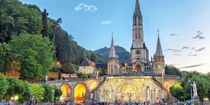 Die Rosenkranzbasilika in Lourdes.