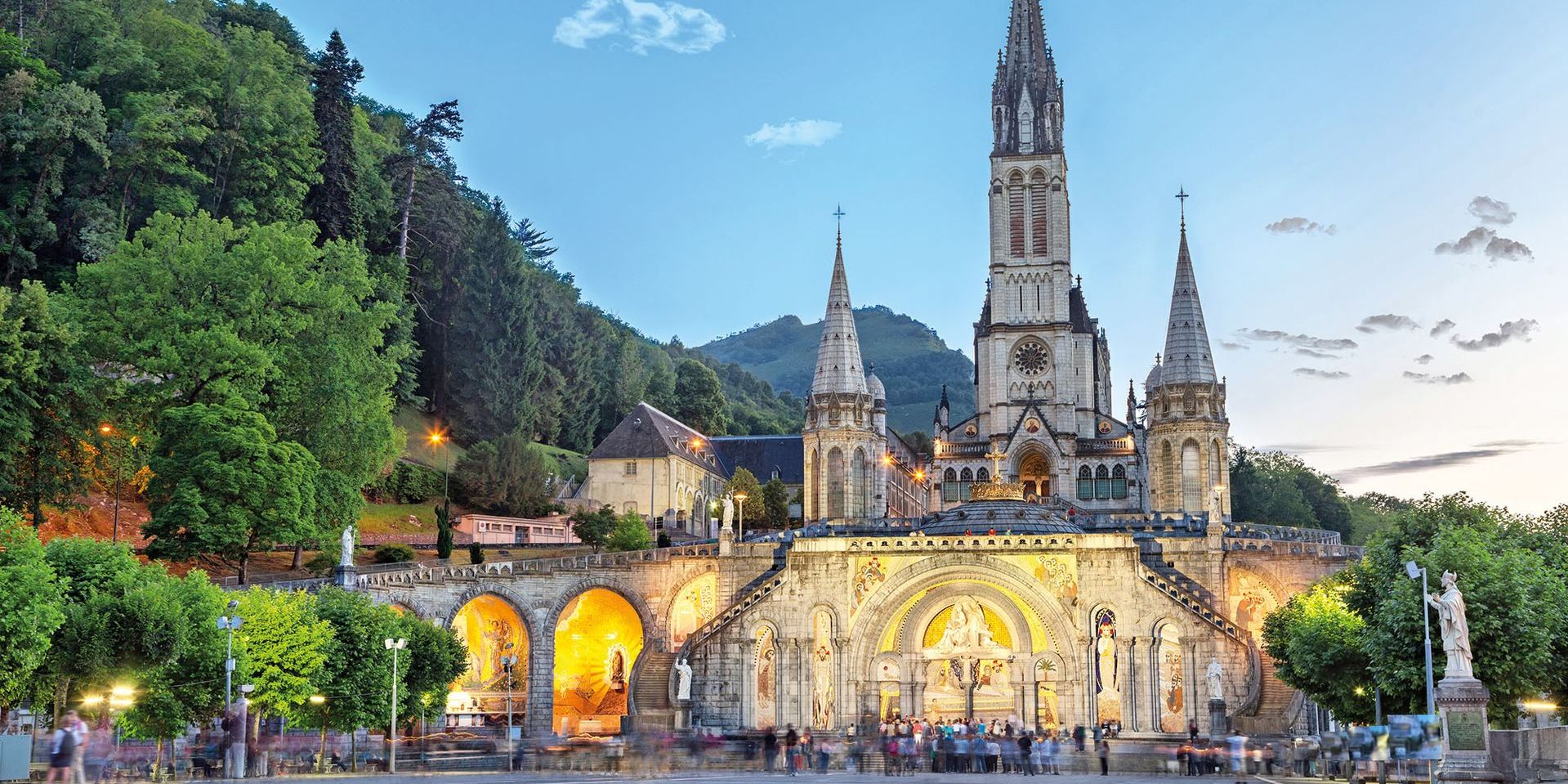 Die Rosenkranz-Basilika in Lourdes  Das Kirchengebäude, im neobyzantinischen Stil errichtet, fasst bis zu 1500 Personen und ist das drittälteste sakrale Bauwerk im Wallfahrtsareal. 