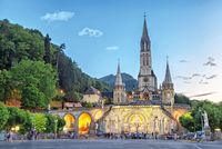 Die Rosenkranzbasilika in Lourdes.