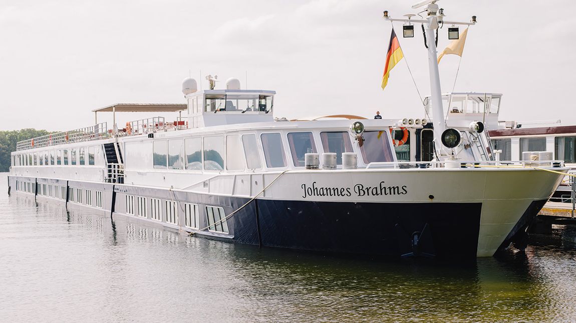 Die »MS Johannes Brahms« liegt im Hafen und freut sich auf die Gäste.