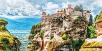 Das Meteora Kloster schwebt oben auf dem Berg, hoch über dem Tal.