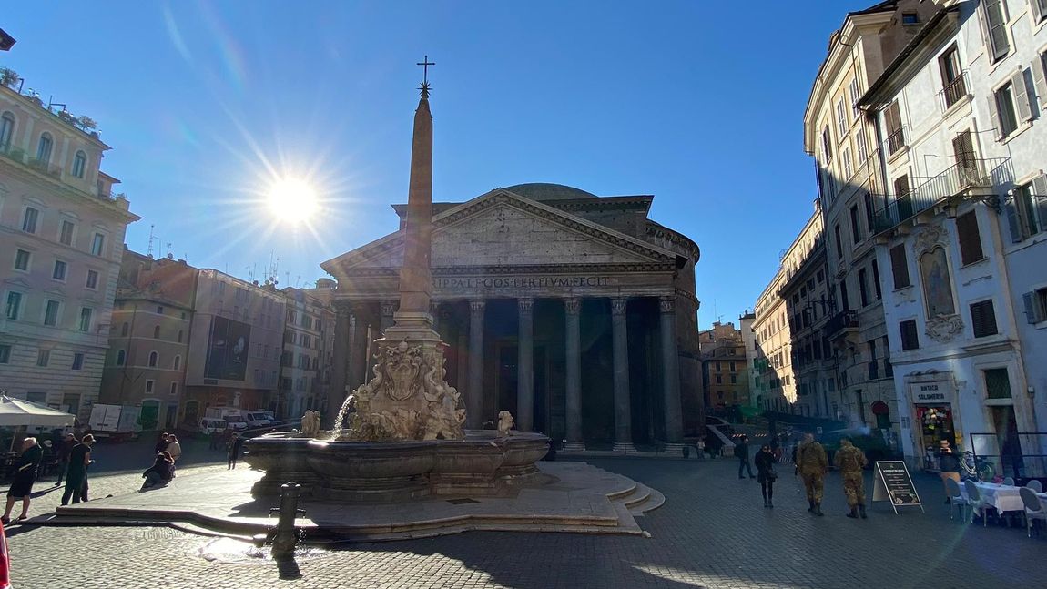 Blick auf das Pnatheon in Rom bei strahlendem Sonnenschein und blauem Himmel.