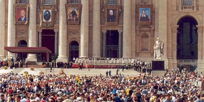 Blick auf den Petersplatz bei der Seligsprechung von Schwester M. Euthymia im Jahr 2001. Ganz rechts hängt der Teppich mit dem Bild Schwester M. Euthymias am Petersdom. | Foto: Kirche+Leben