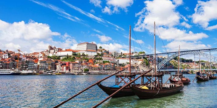 Blick über dein Douro mit Fischerbooten auf Porto.