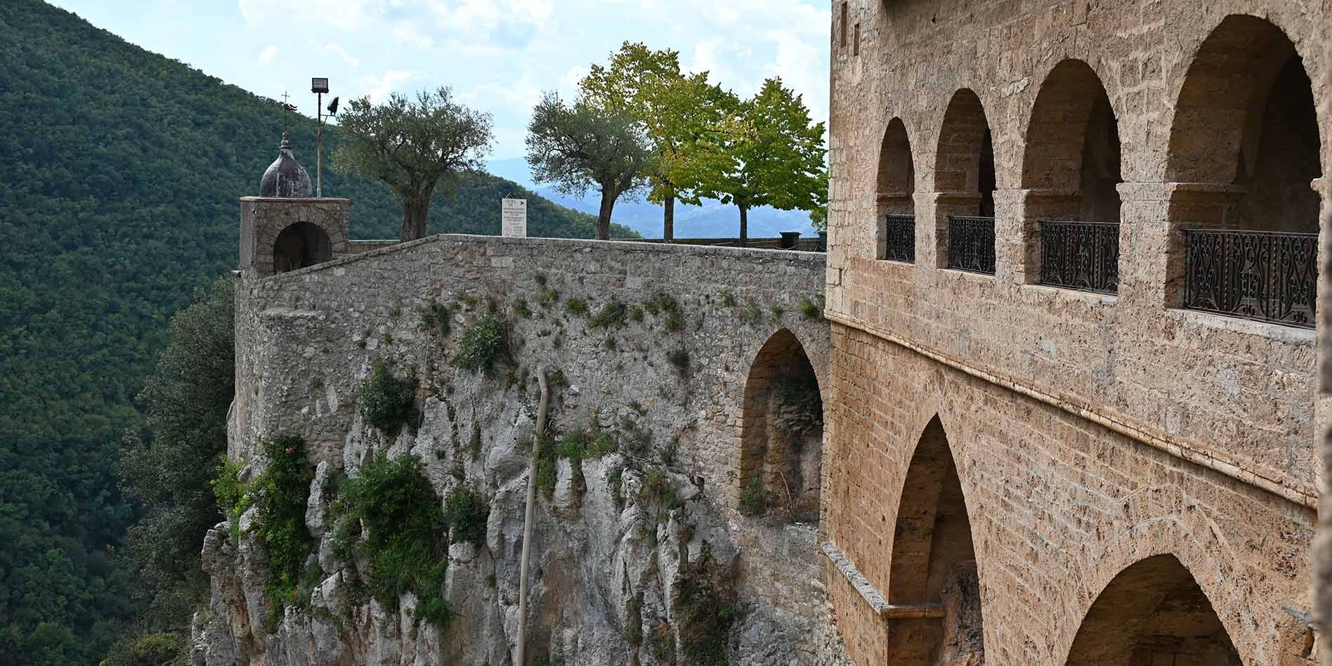 An steilem Hang liegt das Kloster des Hl. Benedikt in Subiaco.