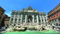 Der Trevibrunnen in Rom mit seinen Wsserspeihern lädt Touristen zum Verweilen ein.