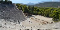 Das spätklassische Bauwerk, das nach Pausanias ein Werk von Polyklet sein soll, gilt heute als eines der besterhaltenen Theater der Antike, es wurde im 4. Jahrhundert v. Chr. (~ 330 v. Chr.) mit Blick auf die Berglandschaft der Argolis errichtet. 
