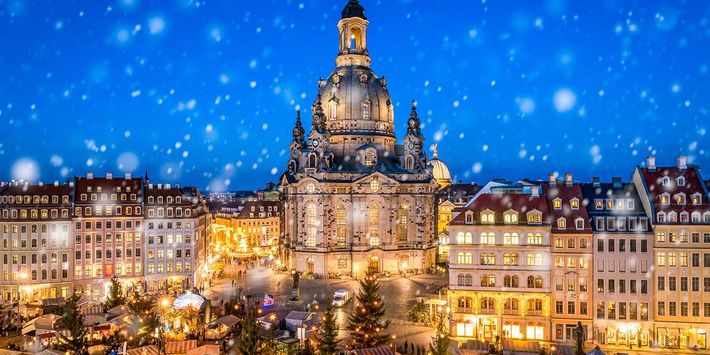 Blick auf die Dresdner Frauenkirche im adventlichen Licht mit dem Weihnachtsmarkt.