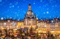 Weihnachtsmarkt und Frauenkirche in Dresden.