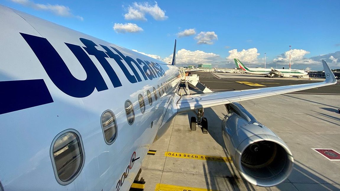 Ein Flugzeug der Lufthansa stehet auf dem Flughafen Rom-Fiumicino und wartet auf die Passagiere.