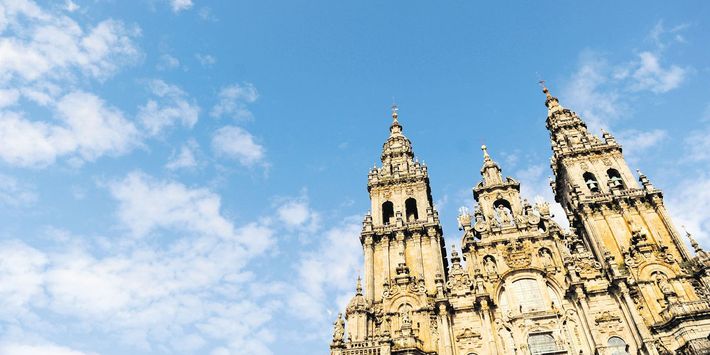 Die Kathedrale von Santiago de Compostela steht über einer Grabstätte, die dem Apostel Jakobus zugeschrieben wird, und ist Ziel des Jakobsweges.