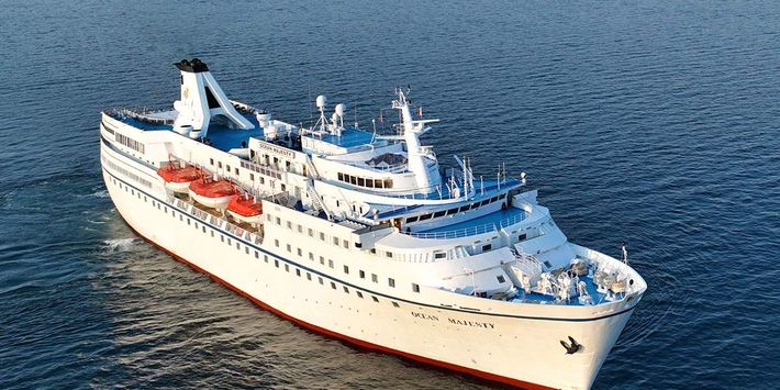 Die »MS Ocean Majesty« gleitet auf blauem Wasser durch das Mittelmeer.